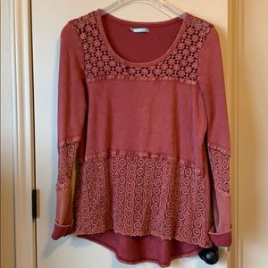 Hi-low sweater with crochet detail 🖤